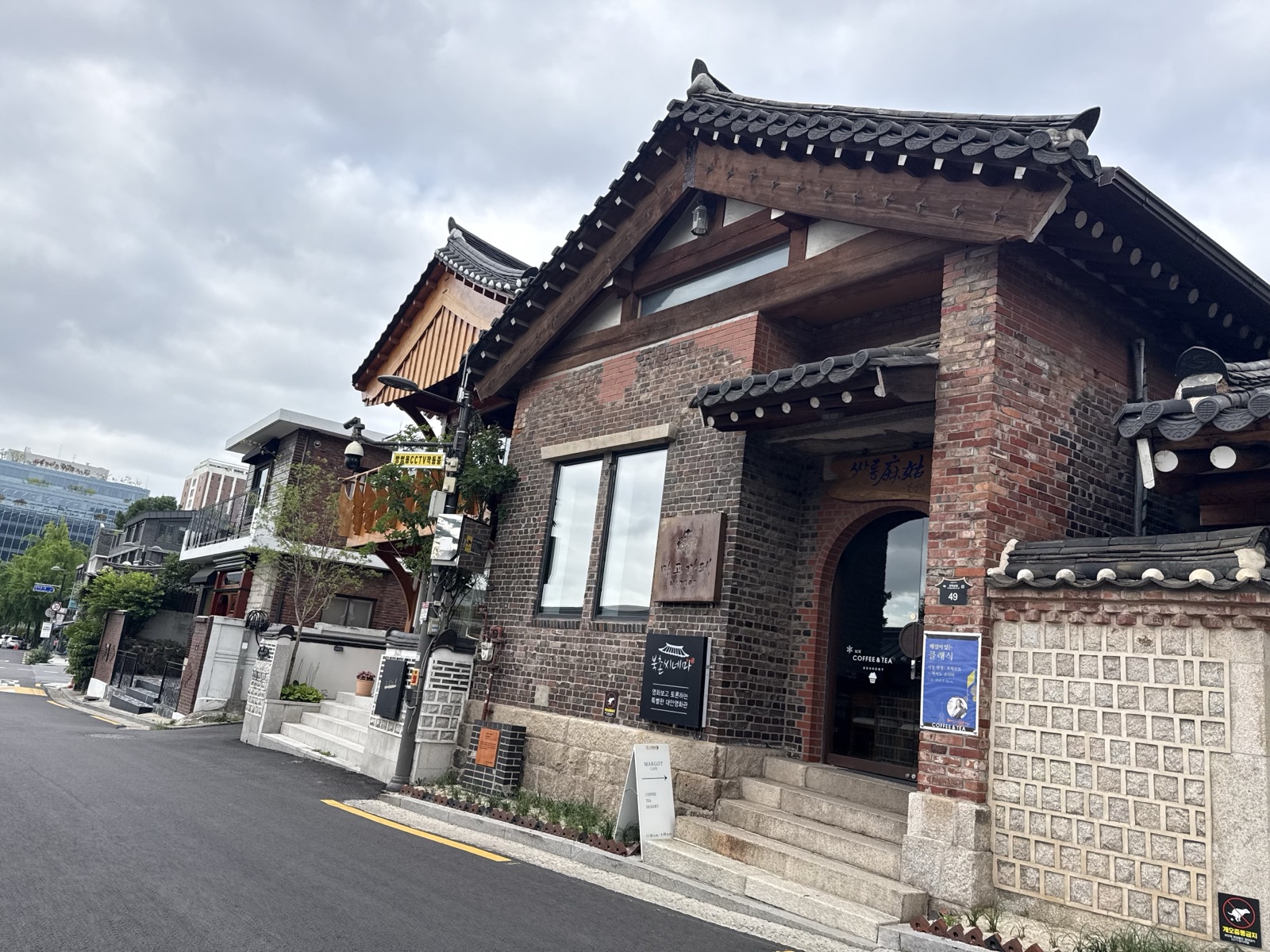 Traditional Korean architecture at the palace